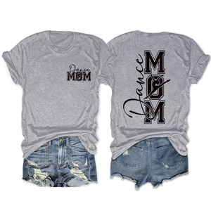Détails avant et arrière du t-shirt Dance Mom et du short en jean avec franges