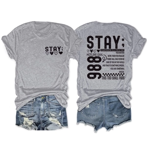 Detailweergave van grijs t-shirt met STAY TOMORROW print en 988 mentale gezondheidsthema