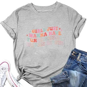 Détail d'un t-shirt gris avec imprimé graphique coloré Girls Just Wanna Have Rights