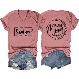 Dettaglio della t-shirt scollo a V Swim Mom e pantaloncini di denim con stampa sul retro