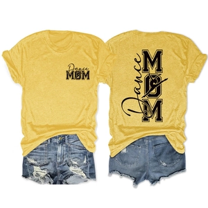 Détails avant et arrière du t-shirt jaune Dance MOM avec imprimé graphique et short en jean