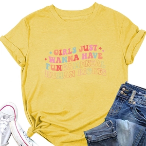 Détail d'un t-shirt en coton jaune avec slogan Girls Just Wanna Have Fundamental Human Rights