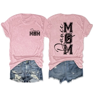 Vue à plat du t-shirt rose Dance MOM recto-verso avec un short en jean déchiré
