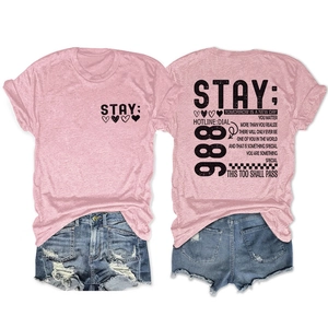 Detailweergave van de roze T-shirt met 'STAY' print en 988 logo, inclusief denim shorts