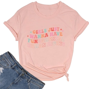 Détail d'un t-shirt rose en coton avec slogan rétro et nœud élégant à l'ourlet
