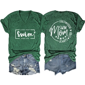 T-shirt verde con scollo a V, stampe Swim Mom e pantaloncini in denim usurati, fronte e retro