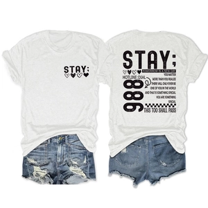 Detailweergave van de gezeefdrukte afbeelding op het witte t-shirt en de denim shorts