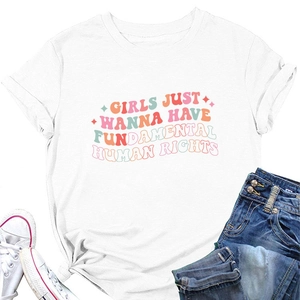 Détail de l'imprimé Girls Just Wanna Have Fundamental Human Rights sur t-shirt blanc