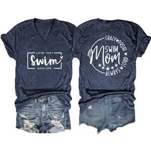 Vista fronte e retro della maglietta blu con scollo a V, stampa Swim Mom e shorts in denim