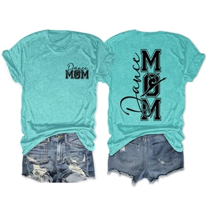 Détail de l'imprimé Dance MOM et silhouette de ballet sur le t-shirt vert menthe