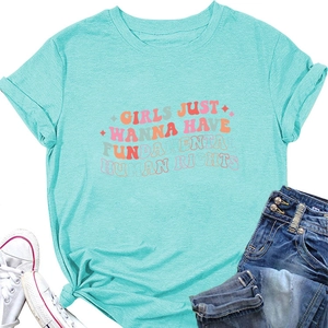 Détail du t-shirt bleu sarcelle avec imprimé coloré Girls Just Wanna Have Human Rights