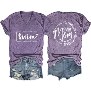 Dettaglio della maglietta viola con scollo a V e stampe bianche Swim Mom sul retro