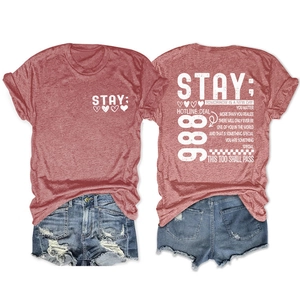 Gedetailleerde platte weergave van bordeaux T-shirt met witte opdruk en blauwe denim shorts
