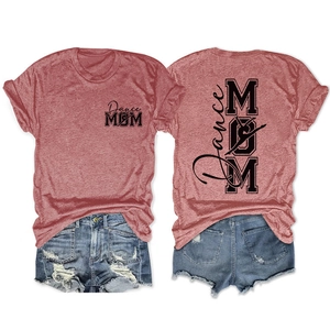 Détails avant et arrière du t-shirt imprimé Dance MOM avec un short en jean bleu