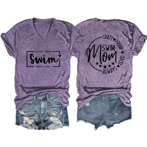 T-shirt viola melange con scollo a V, stampa Swim Mom e pantaloncini di jeans