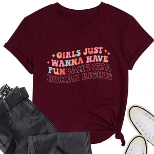 Détail du t-shirt bordeaux avec imprimé graphique, nœud frontal et style denim décontracté