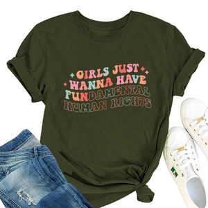 Détail d'un t-shirt col rond vert armée avec inscription artistique sur fond blanc