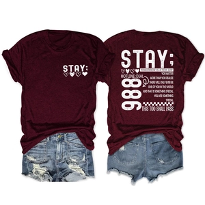 Detail van bordeauxrood T-shirt met tekstprint en distressed denim shorts in blauw