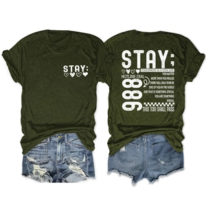 Detail van olijfgroen Stay Tomorrow T-shirt en distressed denim shorts in casual kledingset