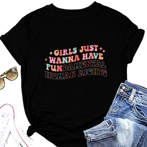 Détail du t-shirt noir en coton avec imprimé Girls Just Wanna Have Fundamental Rights