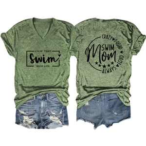 Piatto di una maglietta verde con scollo a V e pantaloncini in denim con testo stampato