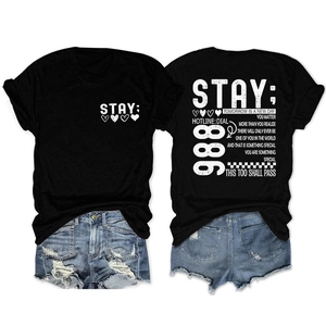 Detail van de Stay Tomorrow-print op de achterkant van zwart t-shirt met 988-hotline