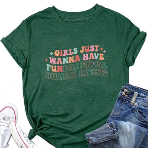 T-shirt vert foncé avec inscription vintage colorée et détail de nœud sur le devant