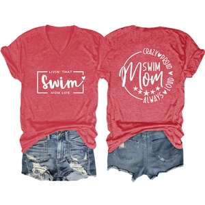 Dettaglio del set t-shirt rossa con scollo a V e pantaloncini in denim con stampa Swim Mom