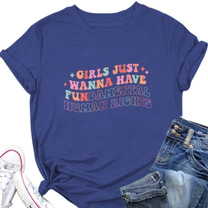 Détail à plat d'un T-shirt en coton bleu marine avec imprimé multicolore Girls Human Rights