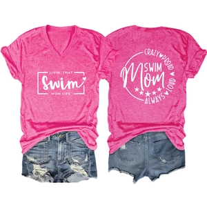 Dettaglio fronte e retro della maglietta rosa con scollo a V e pantaloncini di denim