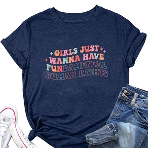Détail de t-shirt bleu marine avec slogan coloré et jean en denim décontracté