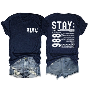 Detail van marineblauw t-shirt met STAY-rugprint en versleten denim shorts