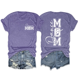 Détail du t-shirt violet Dance Mom et short en jean avec impression au dos et lettres blanches