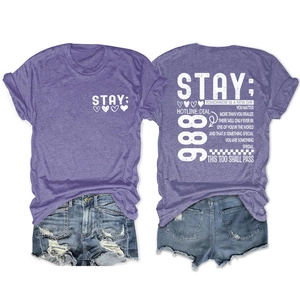 Paars T-shirt met ronde hals, Stay Tomorrow print en tekst, getoond met korte spijkerbroek