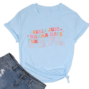 Détail du t-shirt bleu clair à col rond avec nœud latéral élégant et imprimé graphique coloré