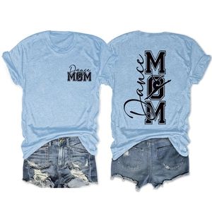 T-shirt bleu clair Dance Mom pour femme avec short en jean vue de face et de dos