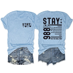 Detailvoor- en achterkant van lichtblauw T-shirt met ronde hals en Stay Tomorrow print