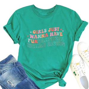 Détail du t-shirt vert avec typographie féministe vintage et manches à revers stylées