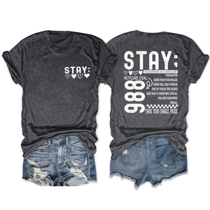Detailweergave van Stay Tomorrow-citaat op de achterkant van grijs shirt met ronde hals