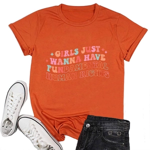 Détail du t-shirt orange avec imprimé GIRLS JUST WANNA HAVE FUNDAMENTAL HUMAN RIGHTS en gros plan