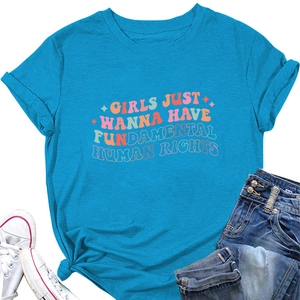 Détail du t-shirt bleu avec imprimé graphique et nœud latéral élégant sur l'ourlet