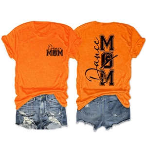 Vue avant et arrière du t-shirt orange Dance MOM avec ensemble de shorts en jean