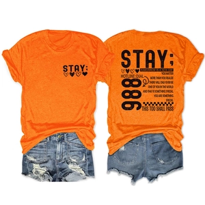 Detail voor- en achterkant van oranje T-shirt met zwarte STAY tomorrow tekstprint