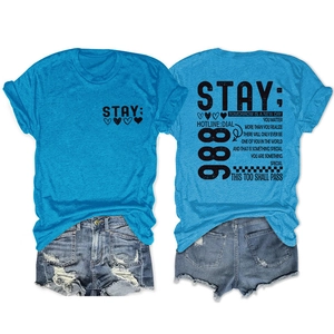 Detail van blauw T-shirt met Stay Tomorrow Is-opdruk en 988 slogan voor mentale gezondheid