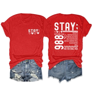 Detailweergave van het rode T-shirt met STAY-puntkomma-opdruk op de voor- en achterkant