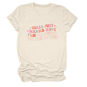 Détail macro du t-shirt en coton crème avec slogan coloré et bord de manche retroussé