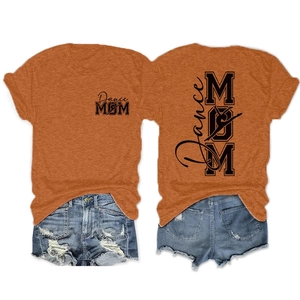 Détail de l'ensemble t-shirt orange et short en jean avec imprimé Dance MOM