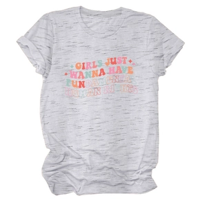 Détail du t-shirt gris chiné avec revers aux manches et slogan coloré imprimé en vague