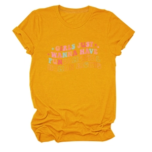 Détail d'un t-shirt jaune gingembre avec slogan rétro et manches à revers naturelles