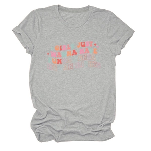 Détail d'un t-shirt gris à col rond avec impression 'Girls Just Wanna Have Rights'